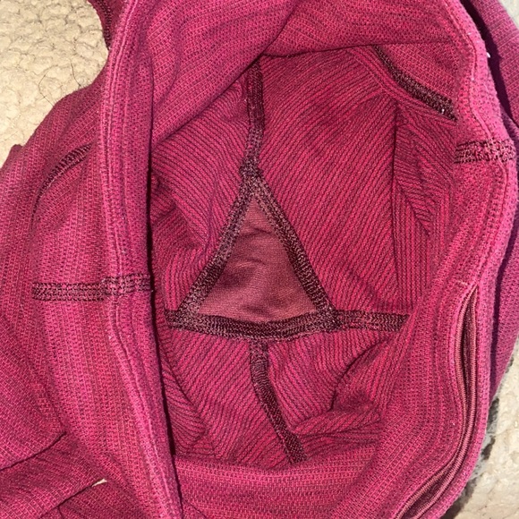 🌷Adorable maroon Lululemon reversible leggings! - Picture 9 of 10